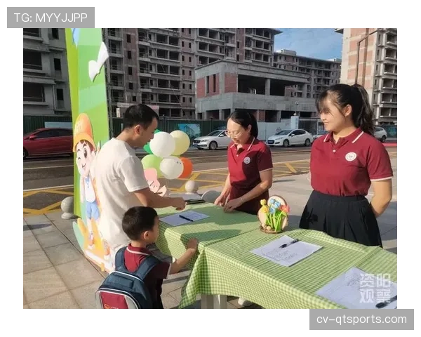 “气球门将”，看台上球迷自制巨型守门员气球引全场欢笑